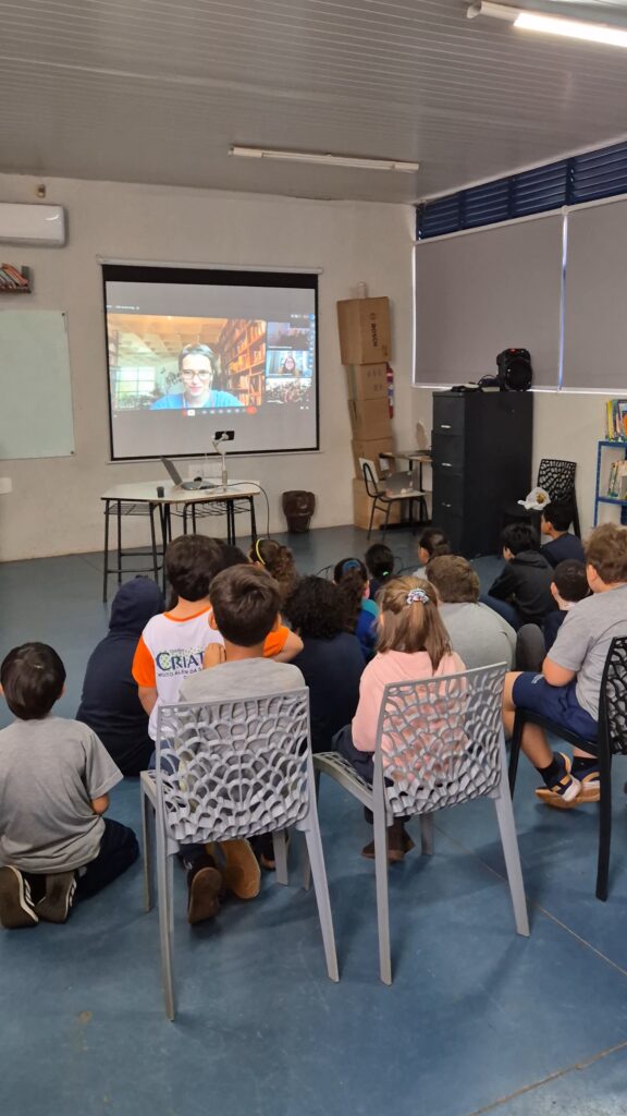 Alunos da Escola Criativa de Uberaba participam de encontro on-line com a ilustradora Anna Cunha