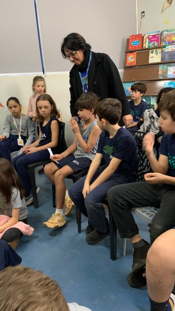 Alunos da Escola Criativa de Uberaba participam de encontro on-line com a ilustradora Anna Cunha