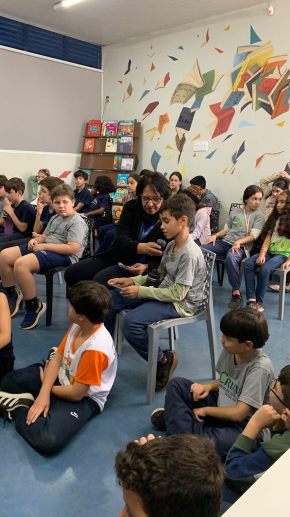 Alunos da Escola Criativa de Uberaba participam de encontro on-line com a ilustradora Anna Cunha